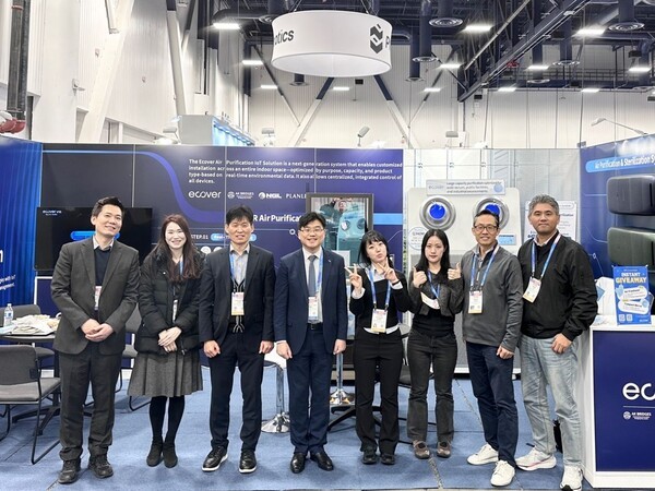 CES 2026에 참가한 이지네트웍스 임직원이 기념촬영을 하고 있다. [사진 이지네트웍스]